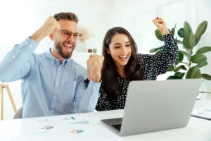 Homme et femme qui rit devant un rapport SEO