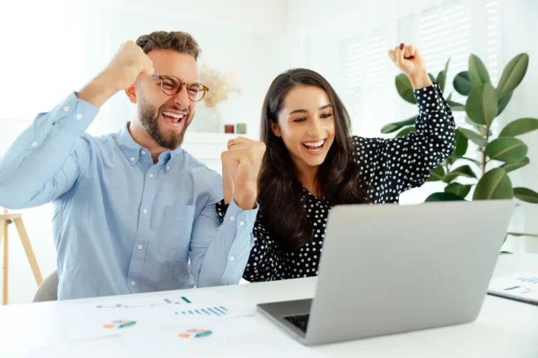 Homme et femme qui rit devant un rapport SEO
