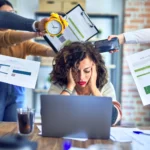 Femme surmenée par les contraintes professionnelles