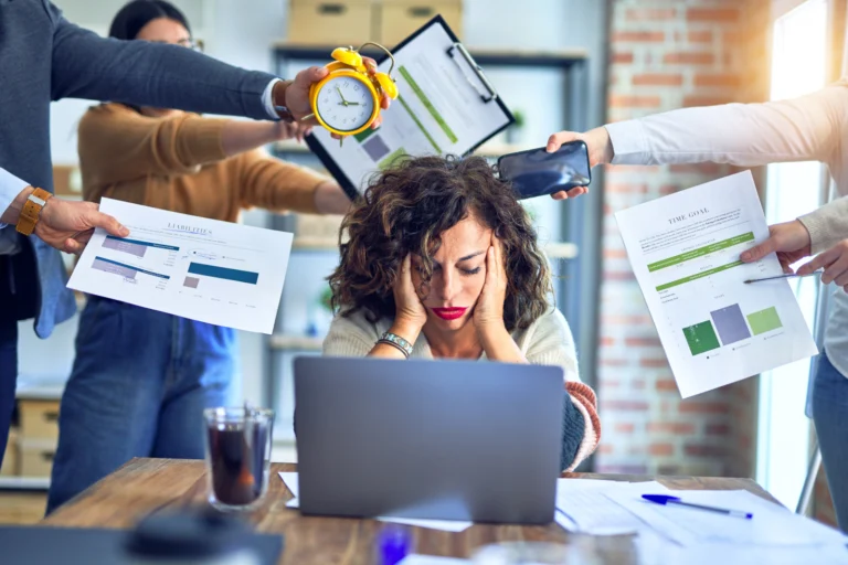 Femme surmenée par les contraintes professionnelles