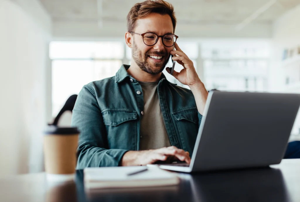 Un homme au téléphone