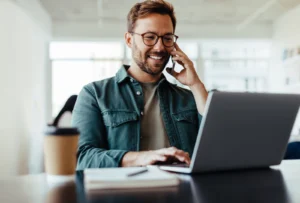 Un homme au téléphone