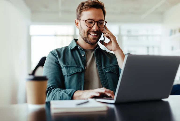 Un homme au téléphone