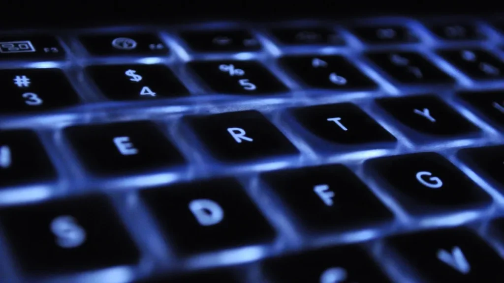 Clavier rétroéclairé dans la pénombre, au moment de taper une question dans un moteur de recherche