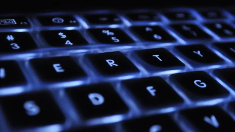 Clavier rétroéclairé dans la pénombre, au moment de taper une question dans un moteur de recherche