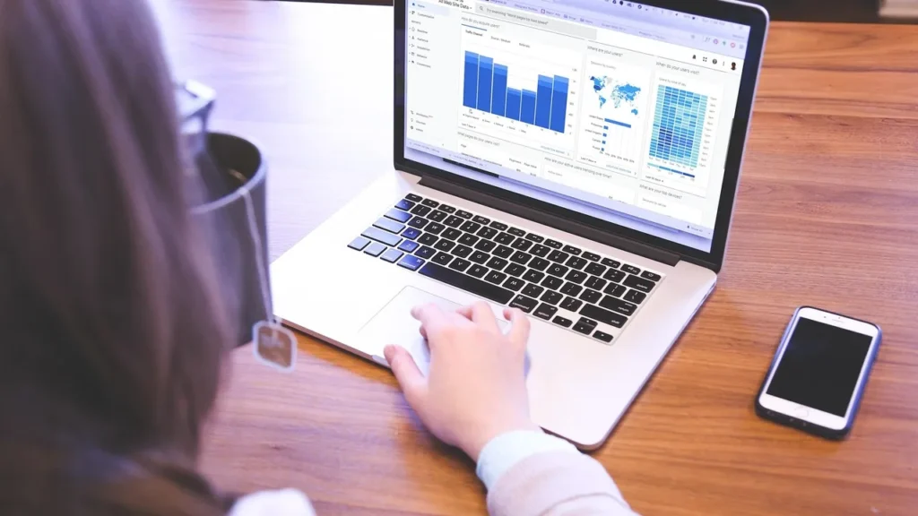 Ordinateur portable affichant des graphiques de performance, pour calculer le budget Google Ads d'une PME