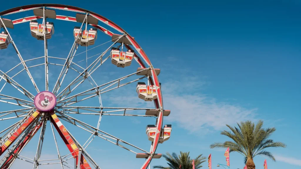 Grande roue et palmiers sous un ciel bleu au festival Coachella à Indio, en Californie