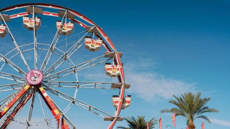 Grande roue et palmiers sous un ciel bleu au festival Coachella à Indio, en Californie