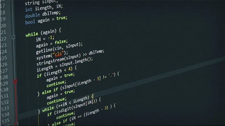 Lignes de code sur un écran sombre, illustration du fichier llms.txt déposé à la racine d'un site