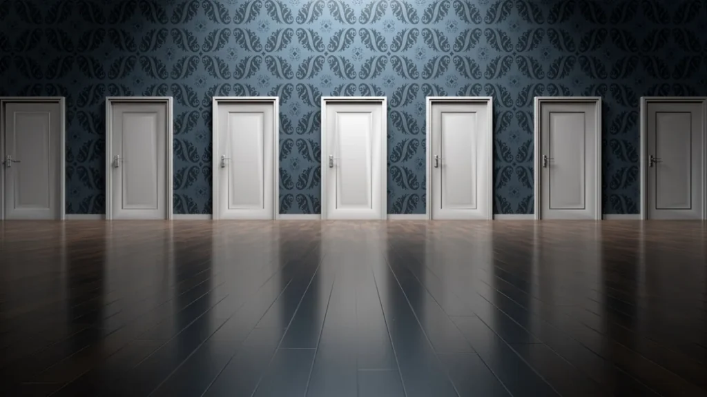 Rangée de portes identiques dans un couloir, illustration du choix entre deux outils d'automatisation