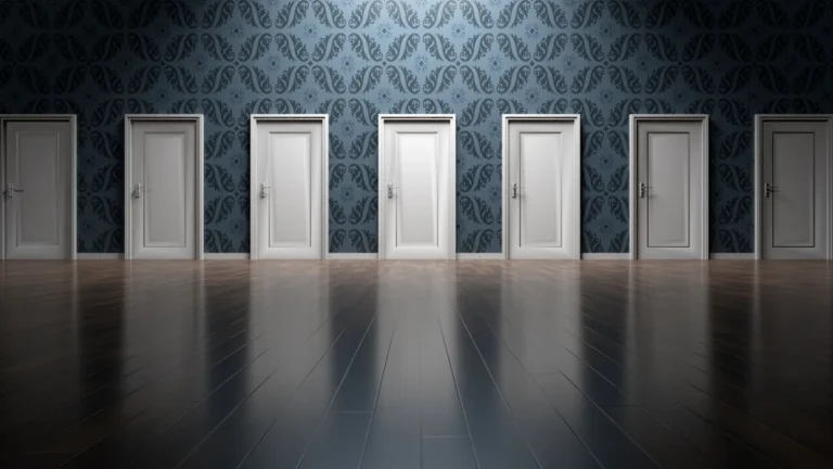 Rangée de portes identiques dans un couloir, illustration du choix entre deux outils d'automatisation