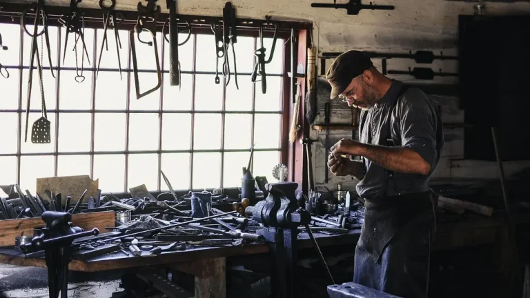 Artisan au travail dans son atelier, entouré de ses outils